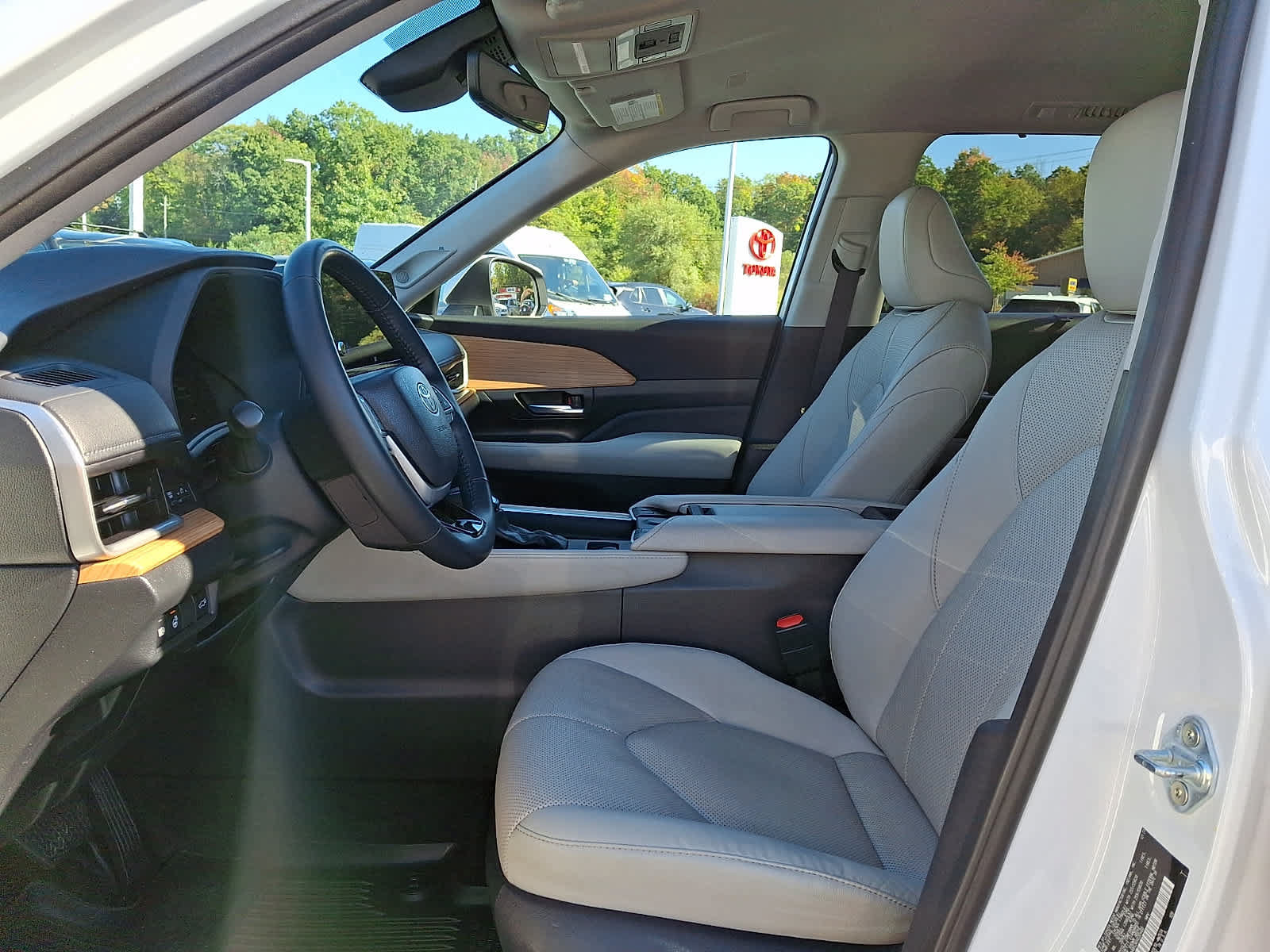 Used 2024 Toyota Grand Highlander AWD image 17