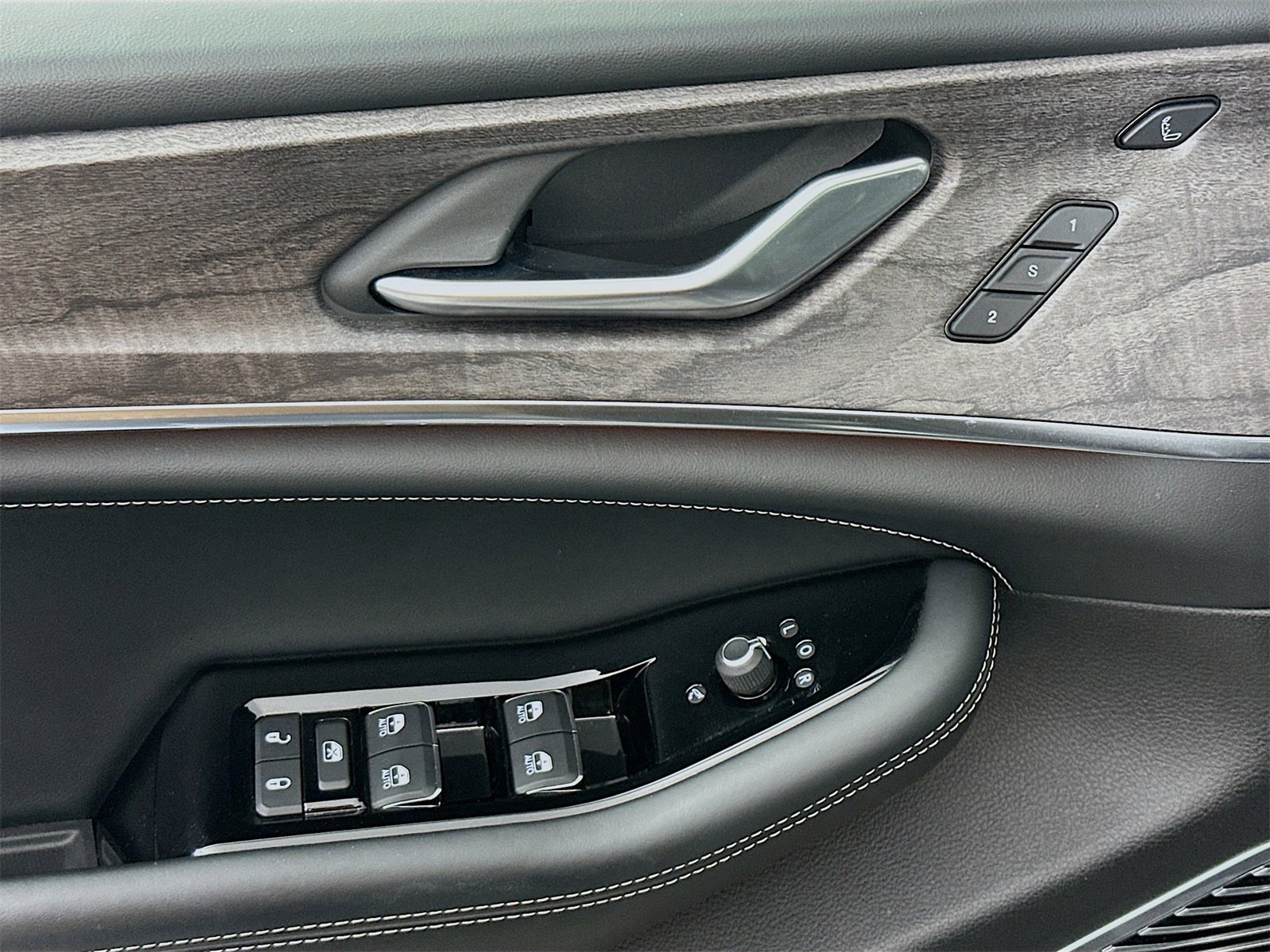 Used 2022 Jeep Grand Cherokee Overland w/ Luxury Tech Group IV image 18