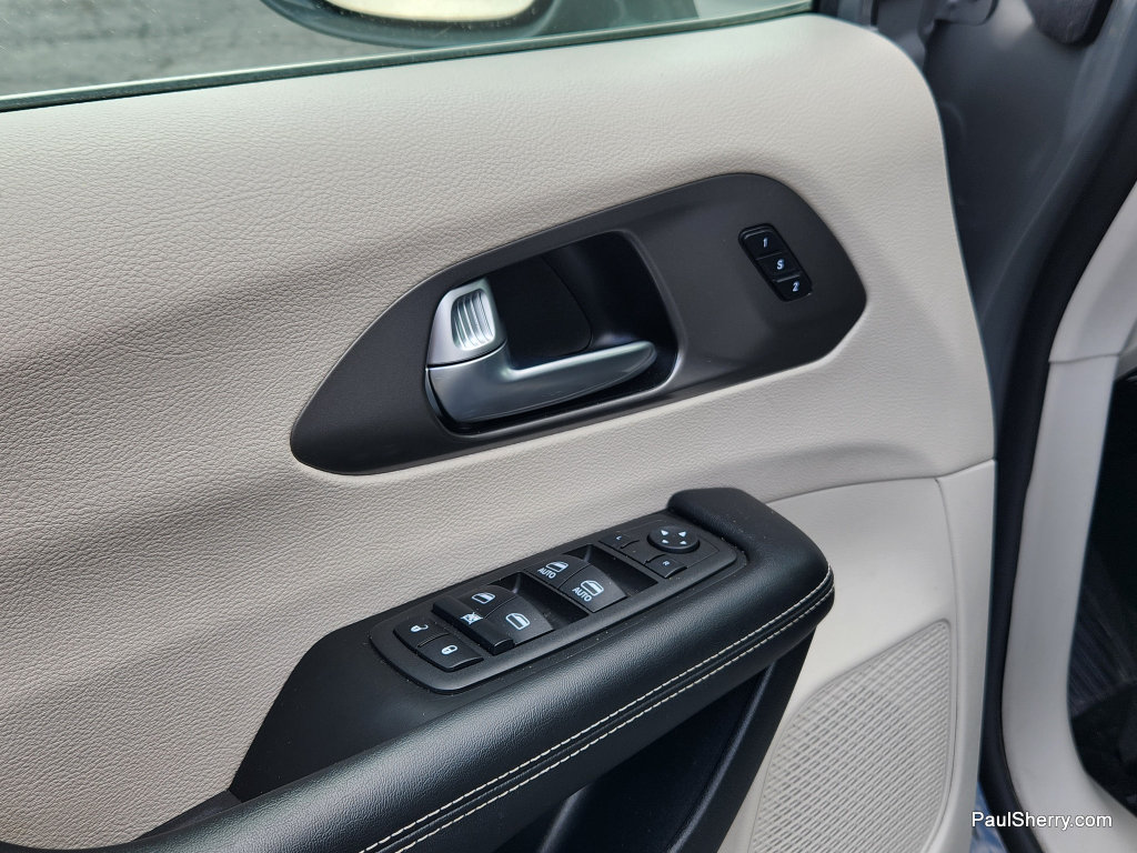 Used 2022 Chrysler Pacifica Touring-L FWD image 33