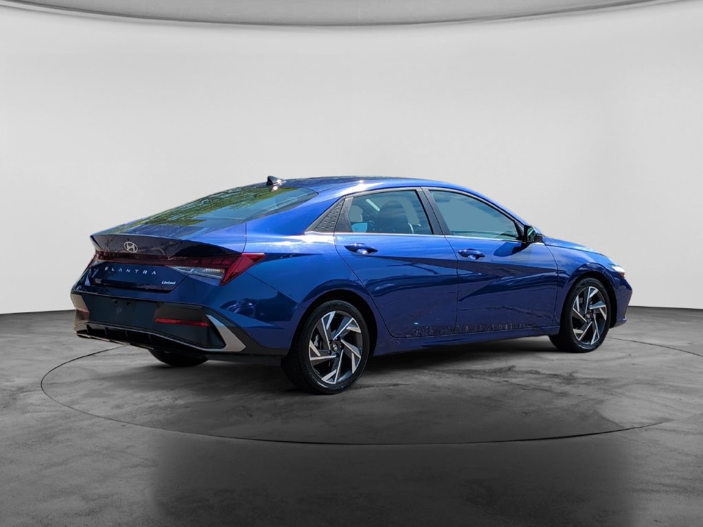 Used 2025 Hyundai Elantra Limited FWD image 7
