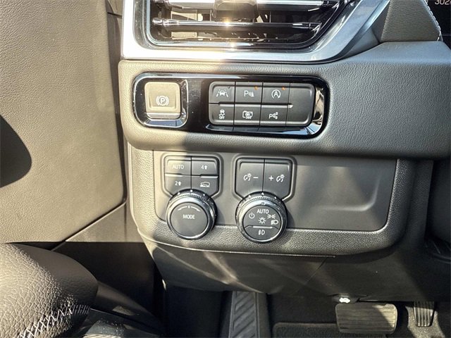 Used 2025 GMC Yukon Denali w/ Sun & Power Step Package image 28