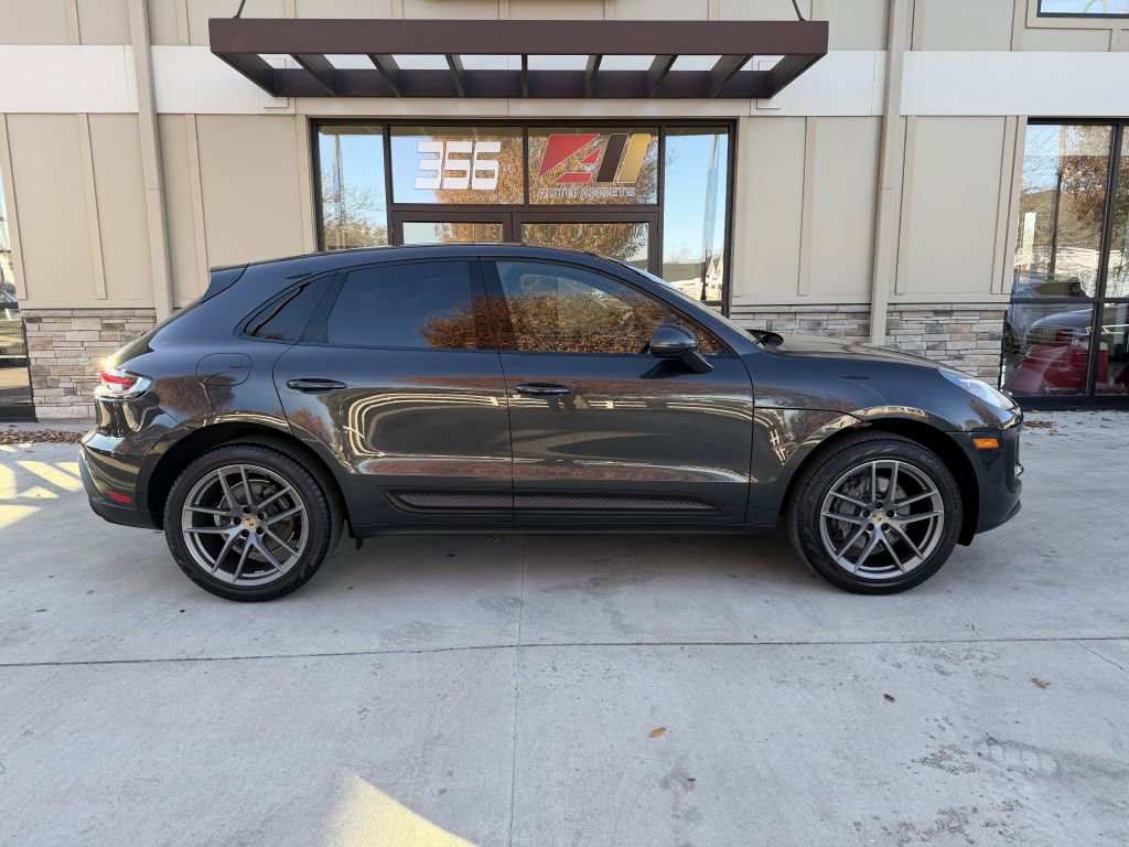 Used 2022 Porsche Macan w/ Premium Package image 2