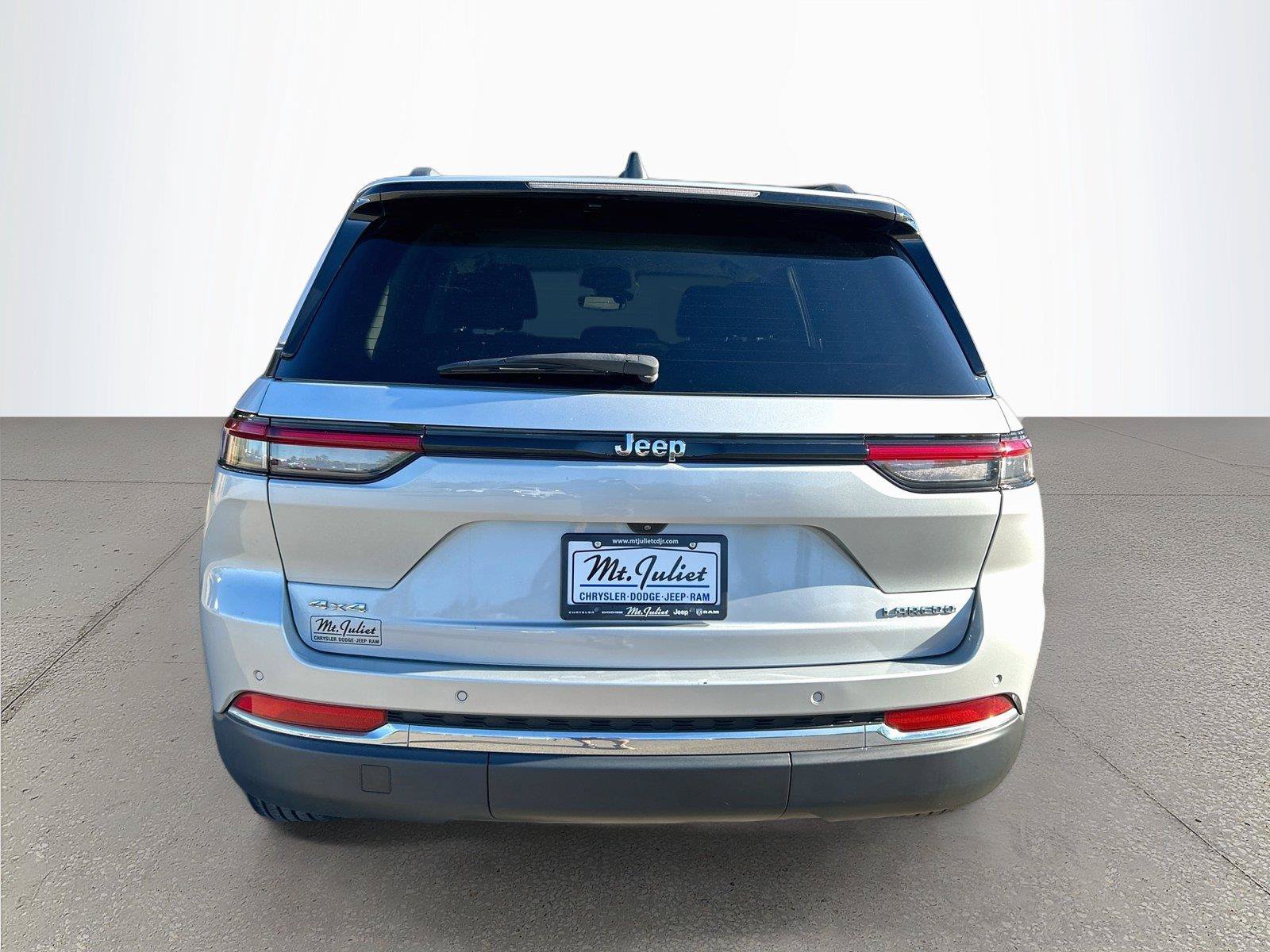 Used 2023 Jeep Grand Cherokee Laredo w/ Luxury Tech Group I AWD/4WD image 5