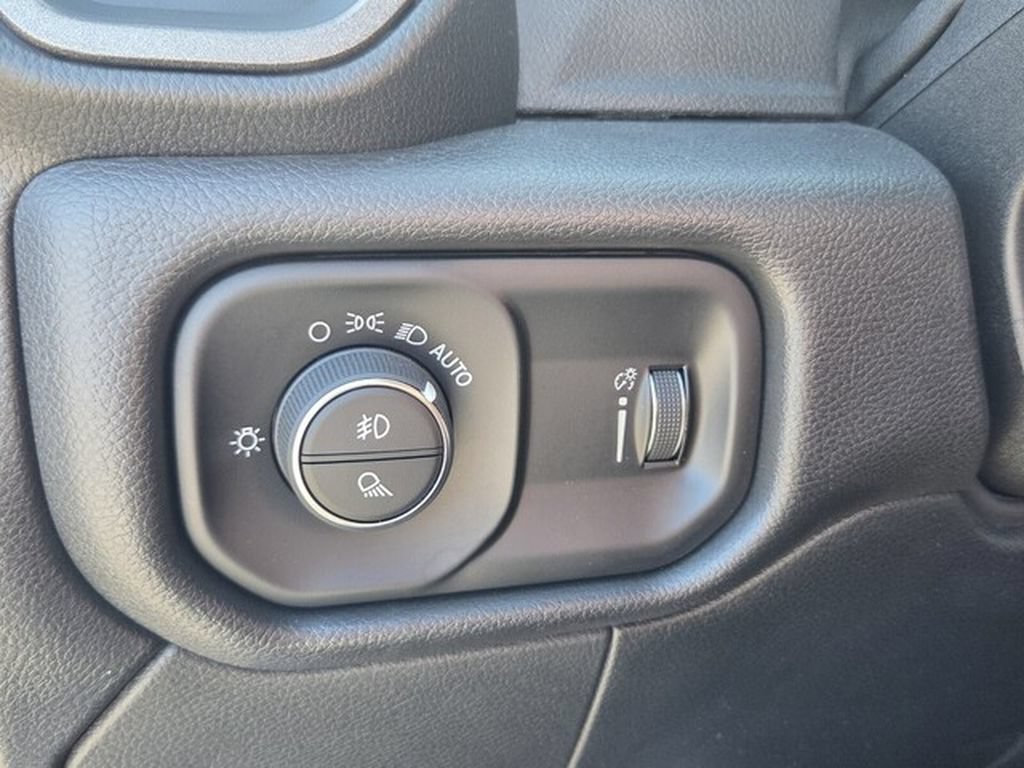 Used 2022 RAM 2500 Tradesman w/ Chrome Appearance Group AWD/4WD image 30