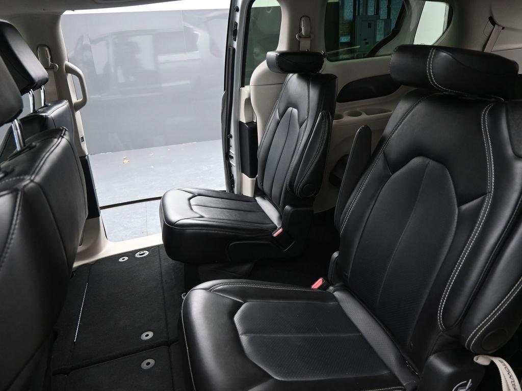 Used 2024 Chrysler Pacifica Touring-L image 15