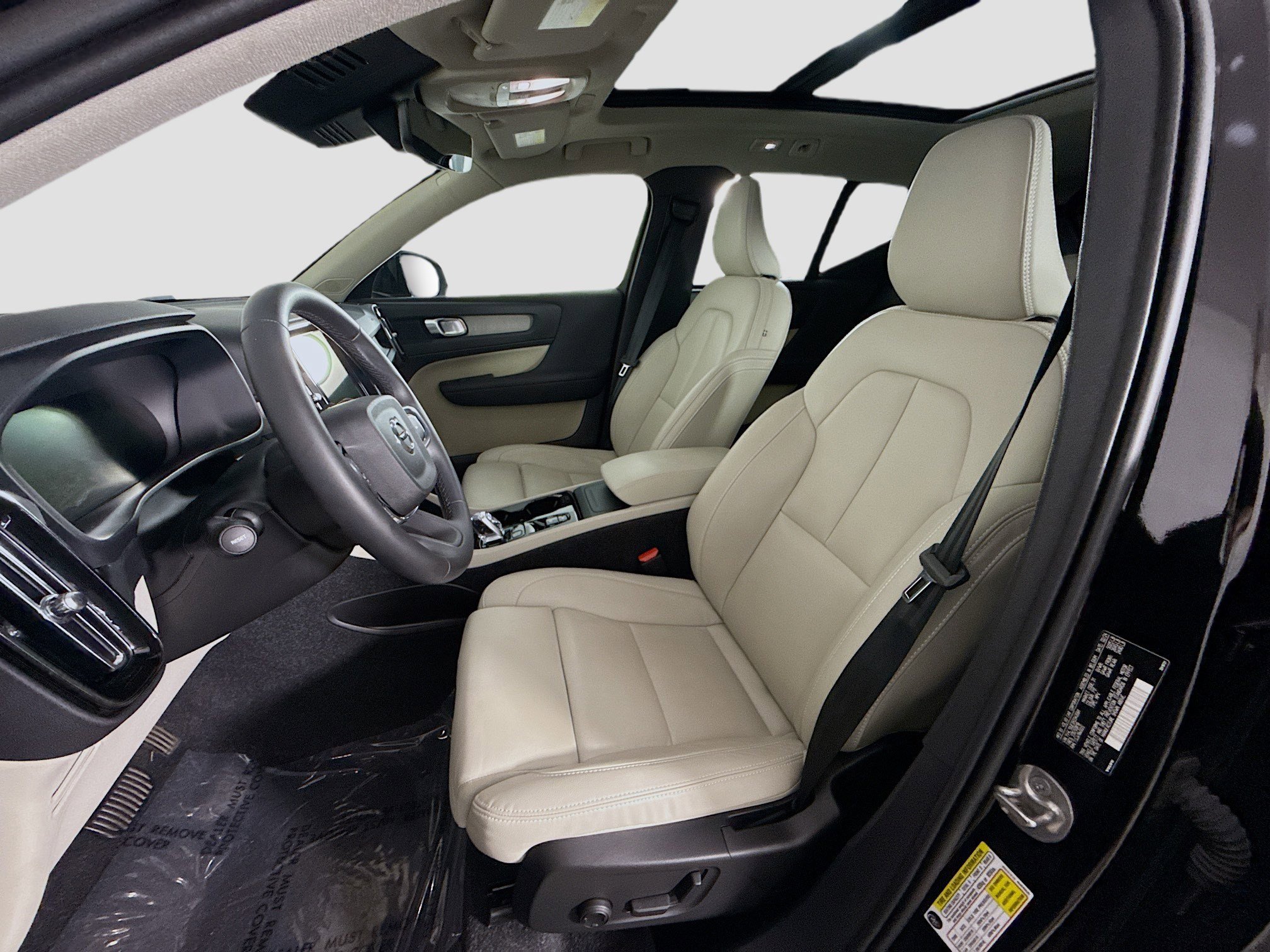 Used 2024 Volvo XC40 B5 Plus image 22