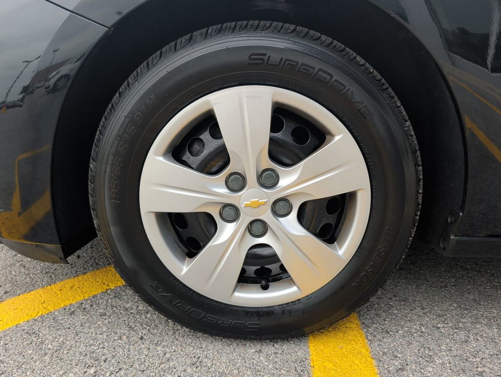 Used 2017 Chevrolet Cruze LS FWD image 4