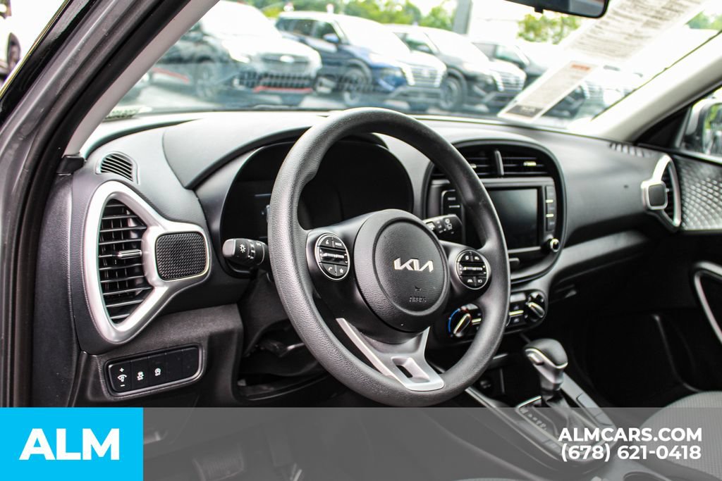 Used 2025 Kia Soul LX w/ LX Technology Package FWD image 31