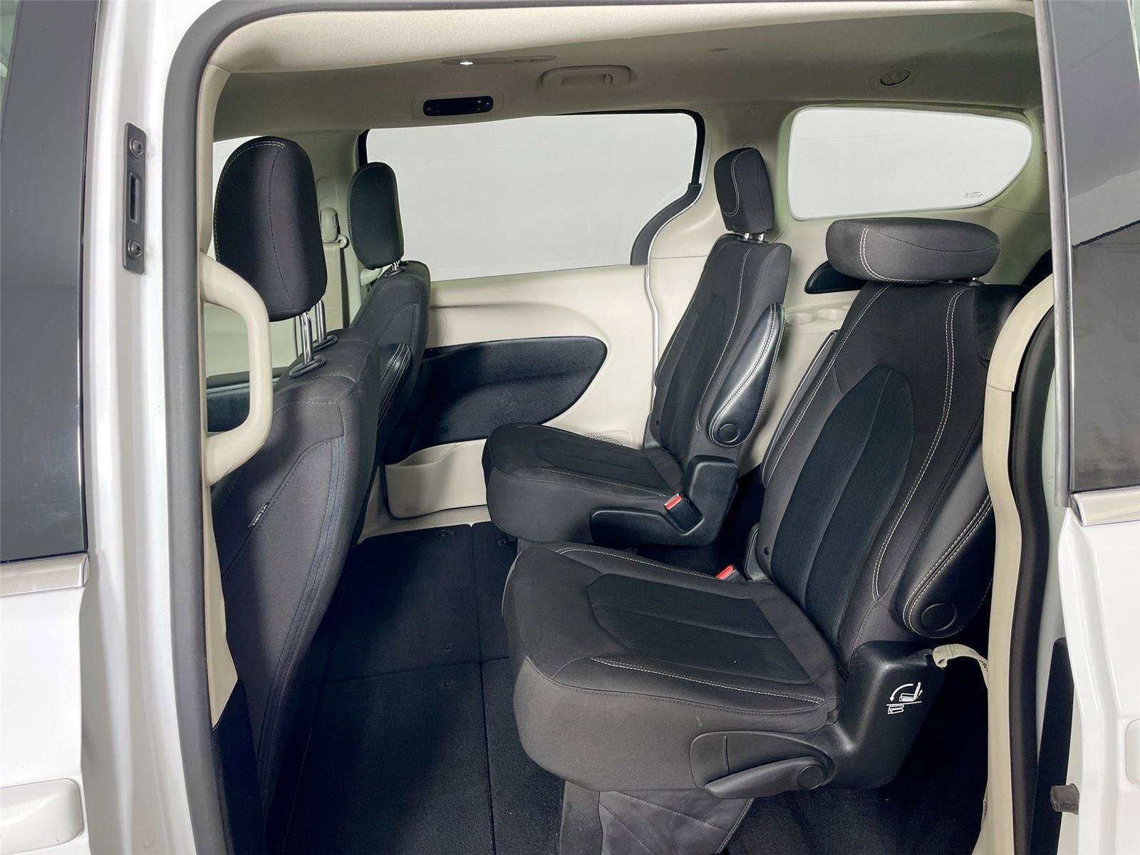 Used 2022 Chrysler Voyager LX image 11