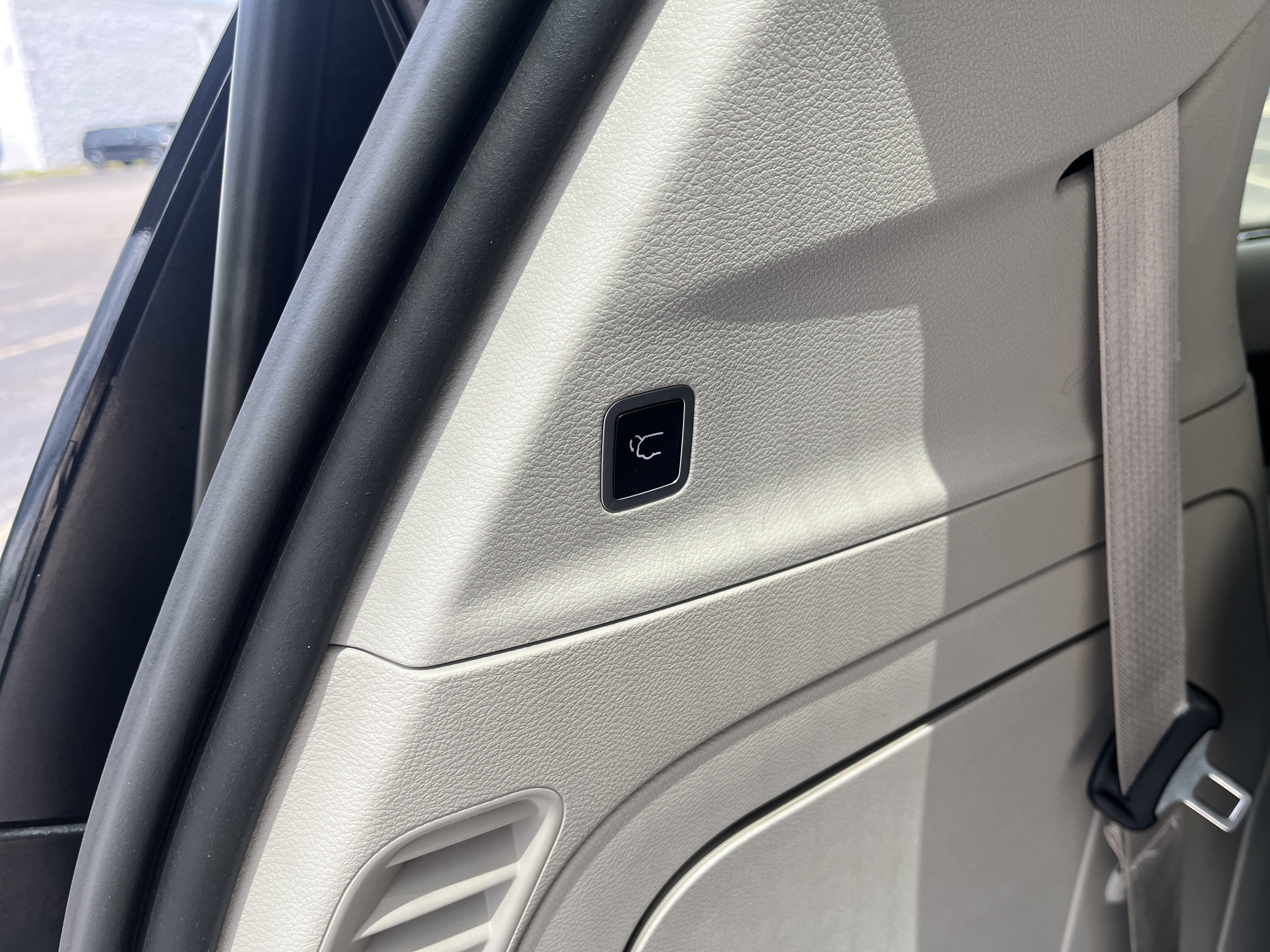Used 2019 Chrysler Pacifica Limited w/ Tire & Wheel Group FWD image 24