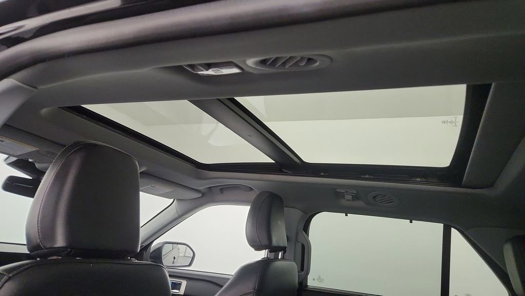 Used 2022 Ford Explorer Limited w/ Equipment Group 301A image 16