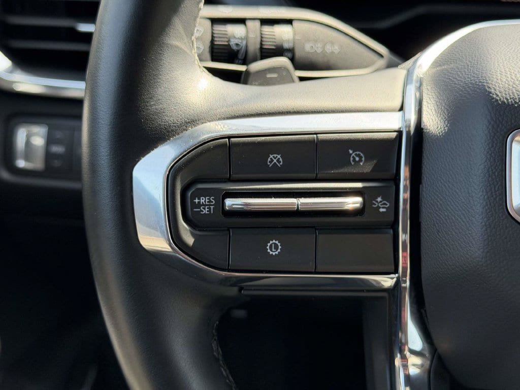 Used 2026 GMC Acadia Elevation w/ Elevation Premium Package FWD image 9