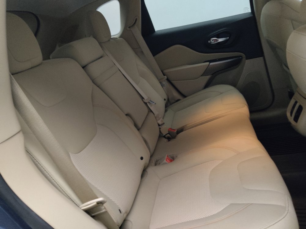 Used 2019 Jeep Cherokee Latitude w/ Popular Appearance Group FWD image 19