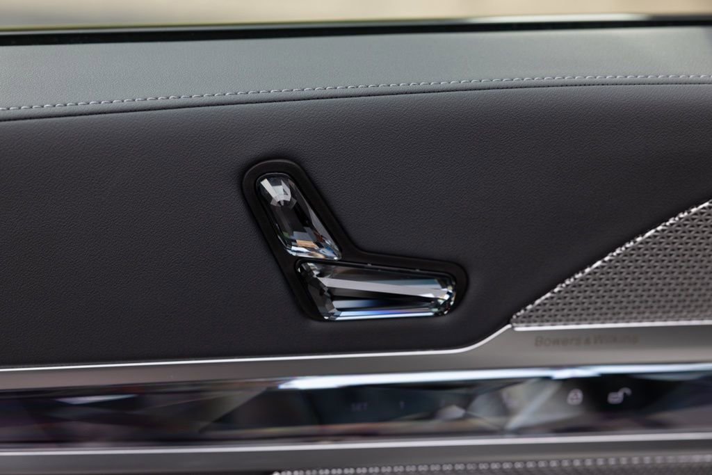 Used 2024 BMW 760i xDrive w/ Premium Package 2 image 21