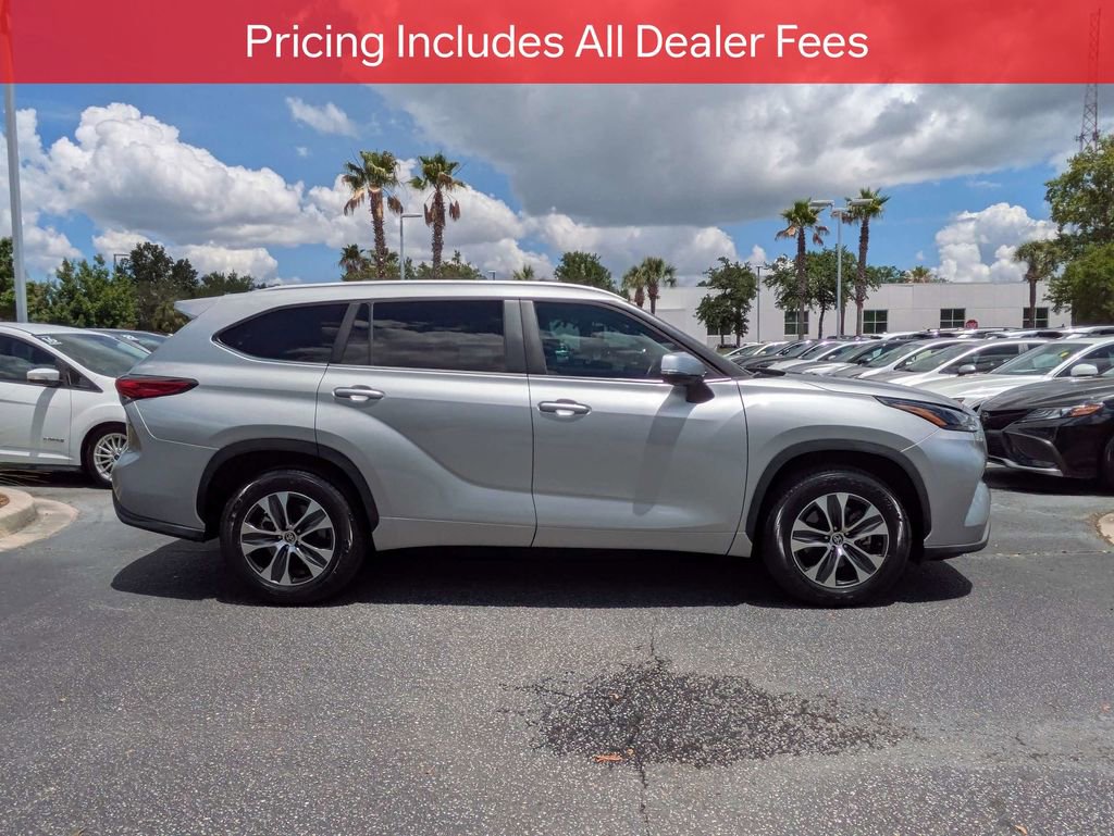 Used 2023 Toyota Highlander XLE FWD image 4