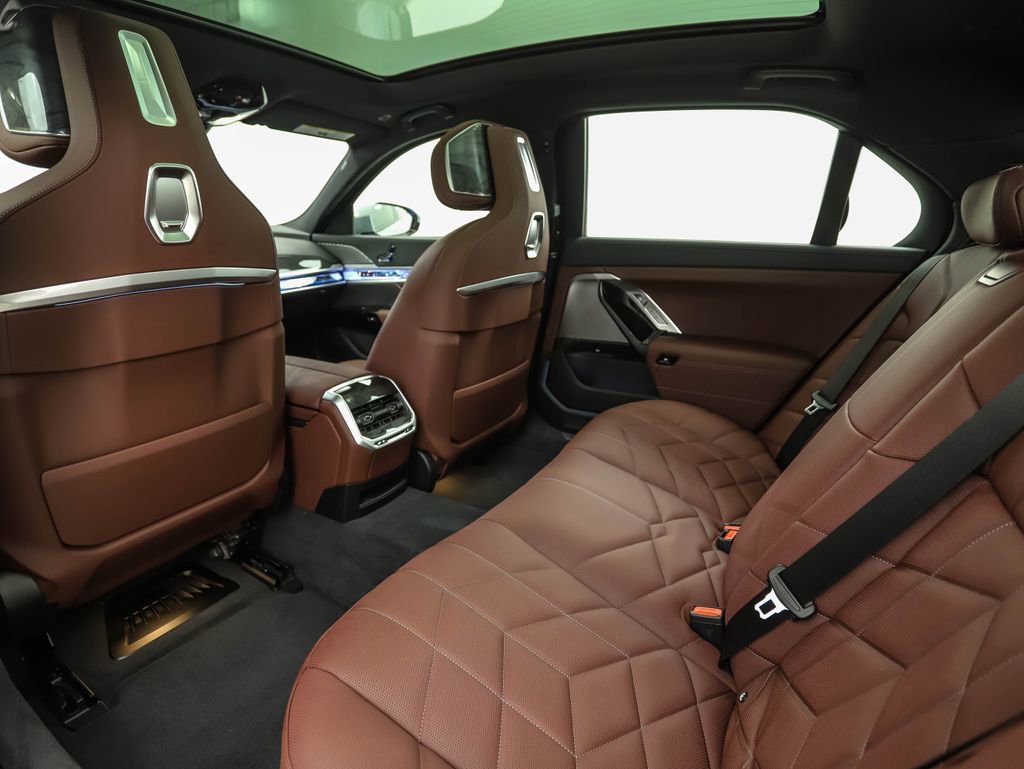 New 2026 BMW 750e xDrive image 23