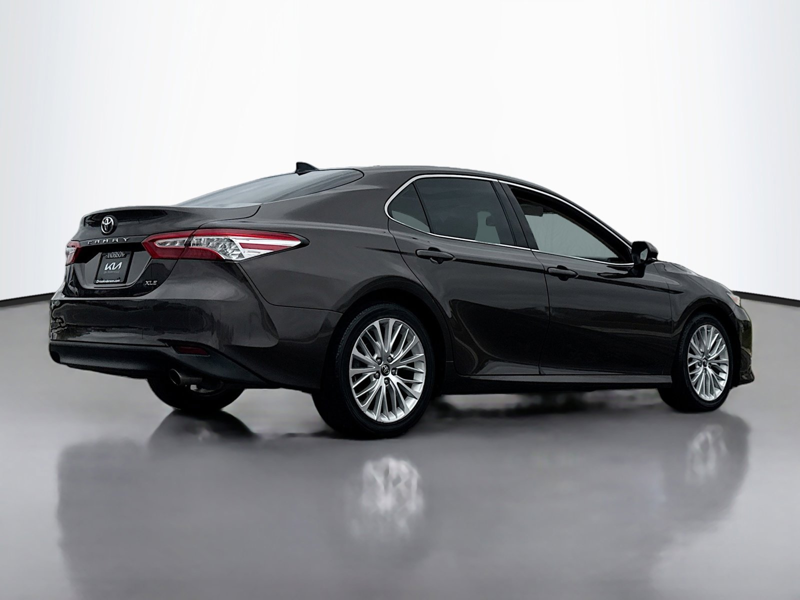 Used 2020 Toyota Camry XLE image 2