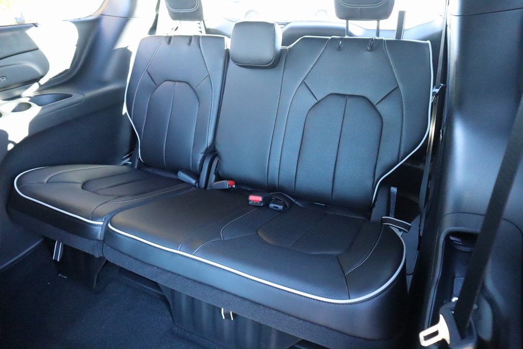 New 2026 Chrysler Pacifica Limited w/ Uconnect Theater Family Group image 15