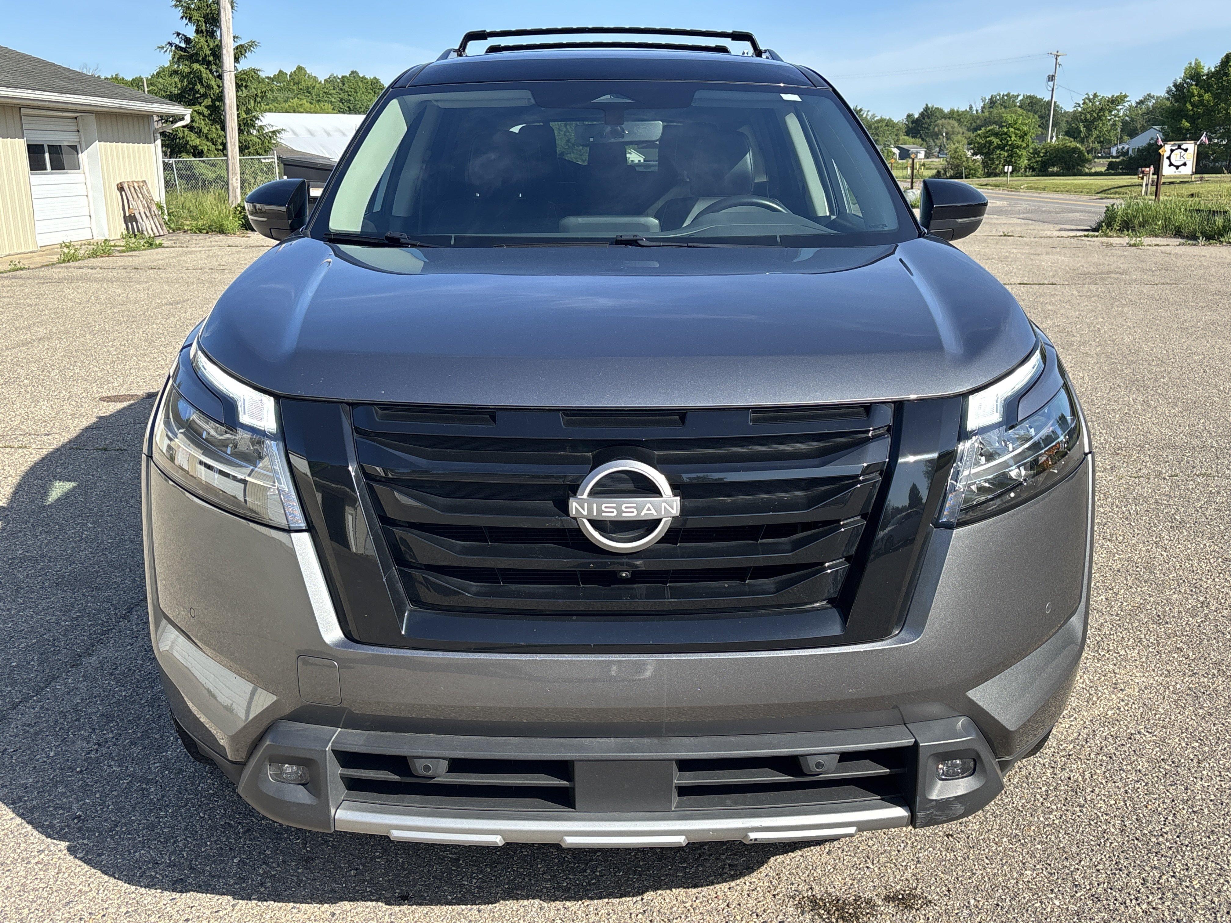 Used 2023 Nissan Pathfinder SL w/ Black Appearance Package AWD/4WD image 12