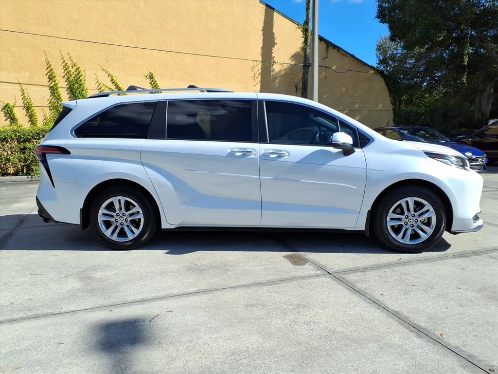 Used 2022 Toyota Sienna Limited image 8