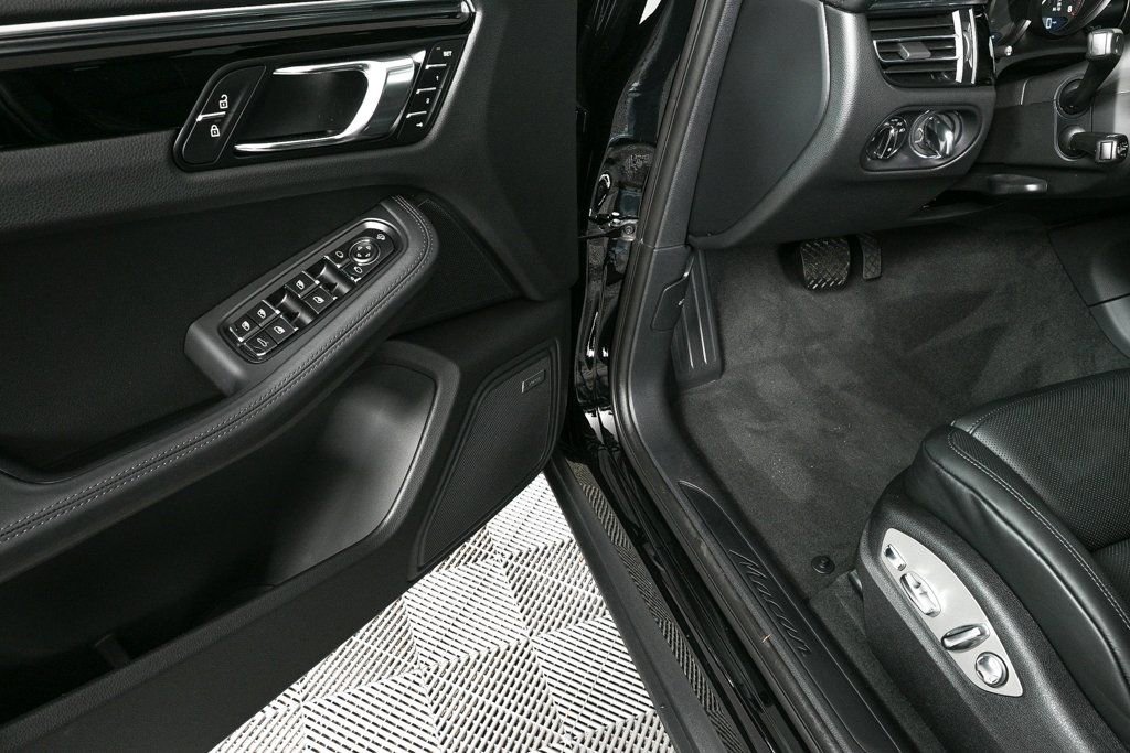 Certified 2026 Porsche Macan AWD/4WD image 8