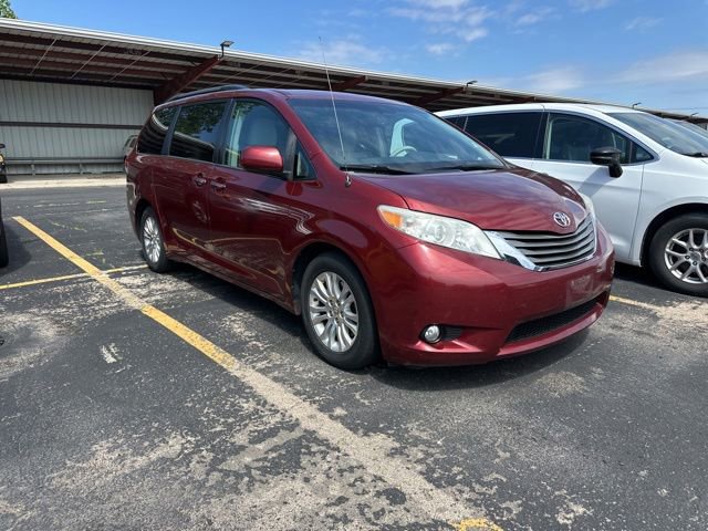 Used 2014 Toyota Sienna XLE w/ Entertainment Package FWD image 1