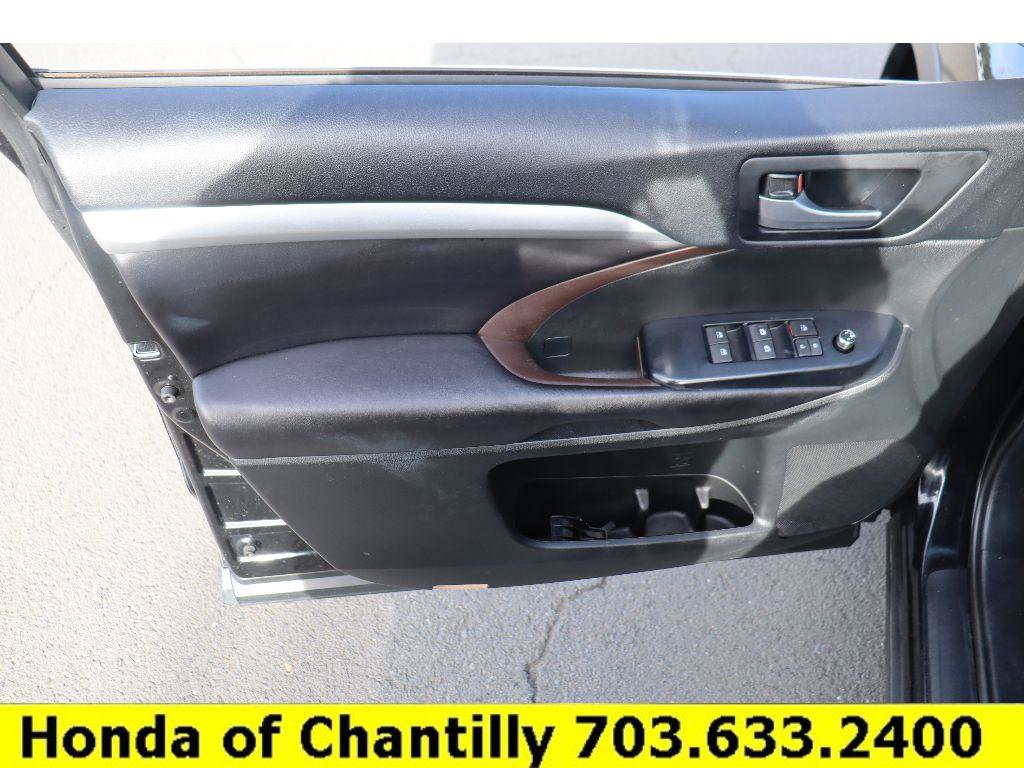 Used 2017 Toyota Highlander XLE image 22