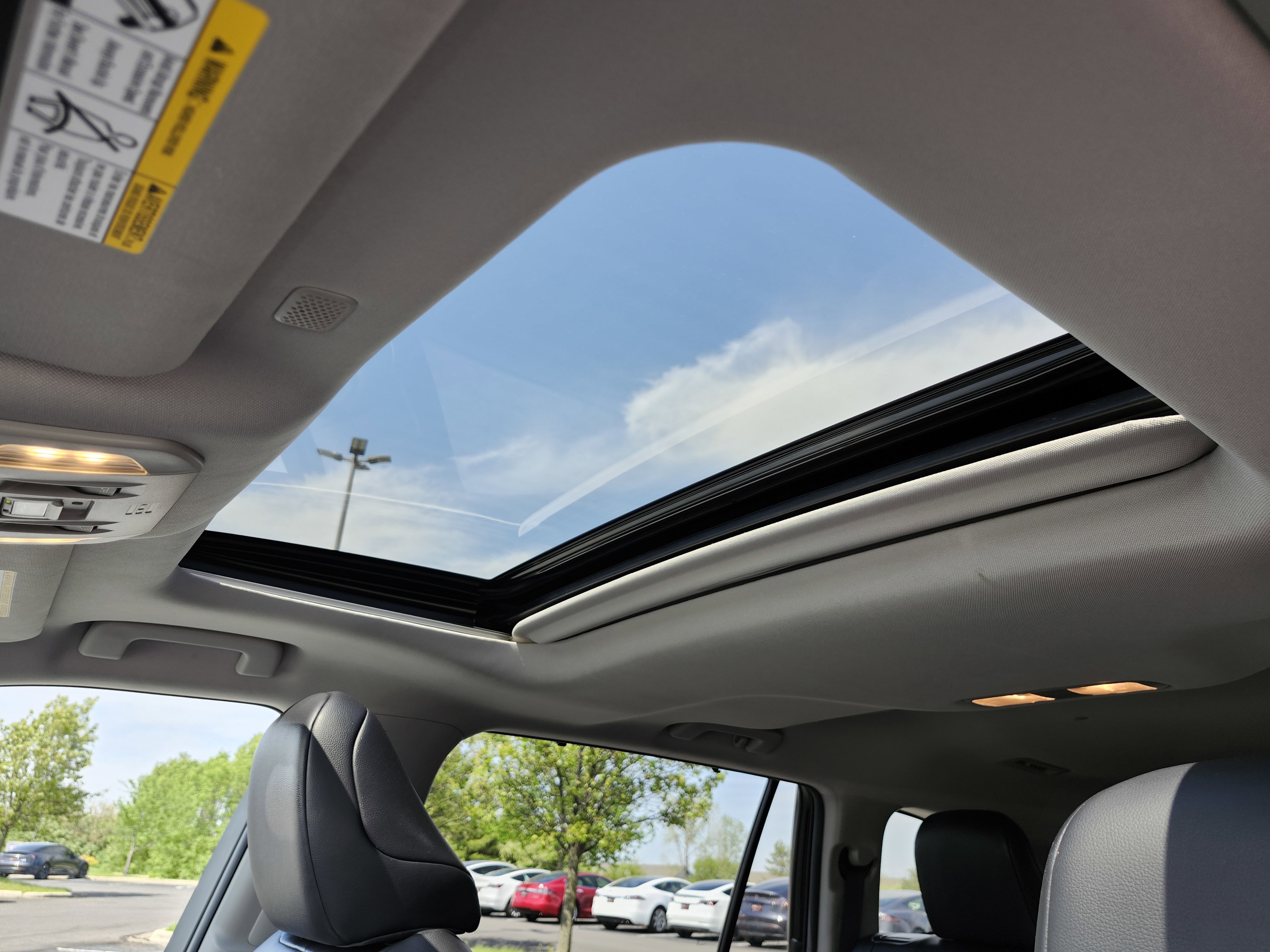 Used 2022 Toyota Highlander XLE AWD/4WD image 2