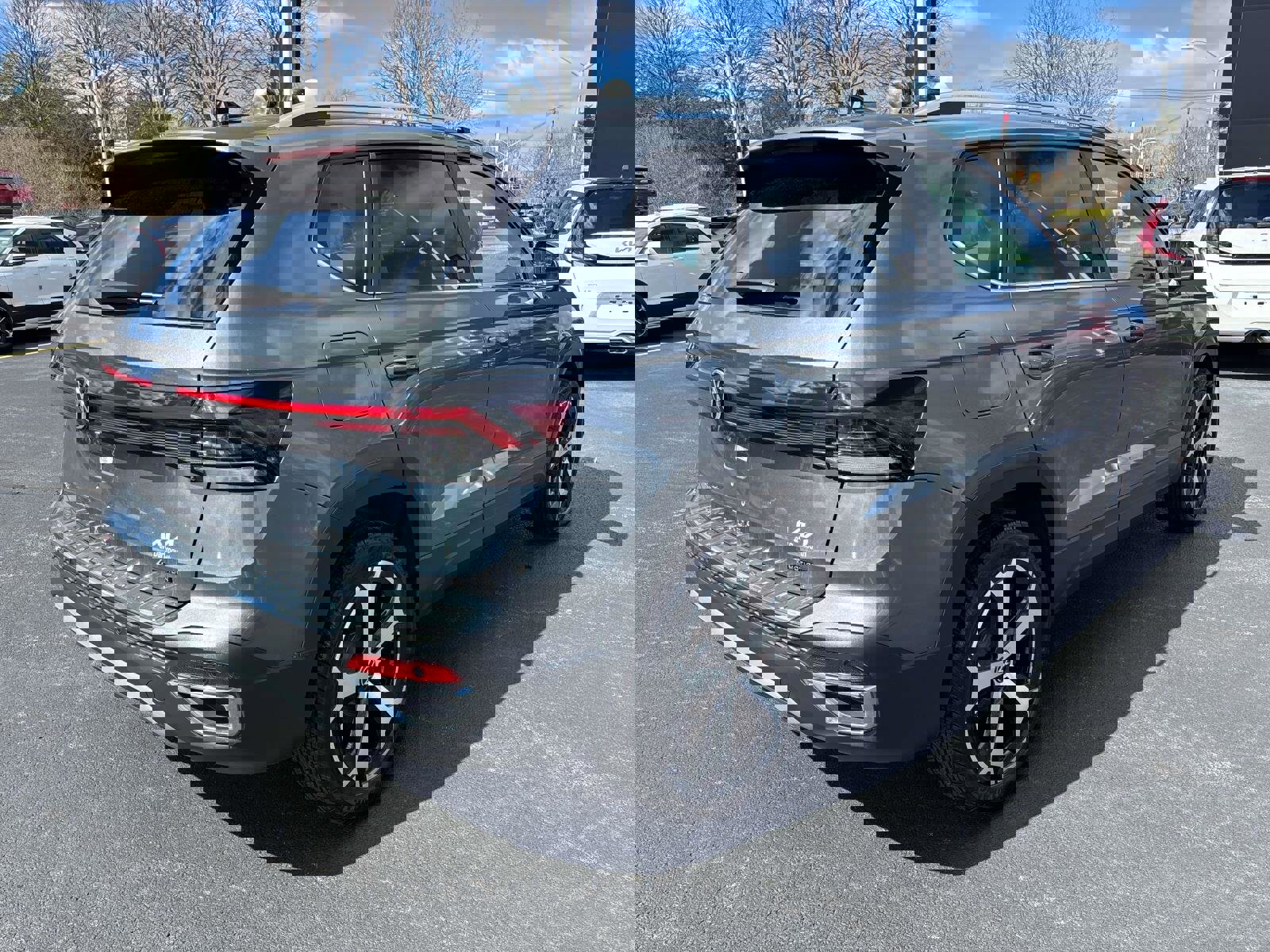 Used 2025 Volkswagen Taos SEL image 5