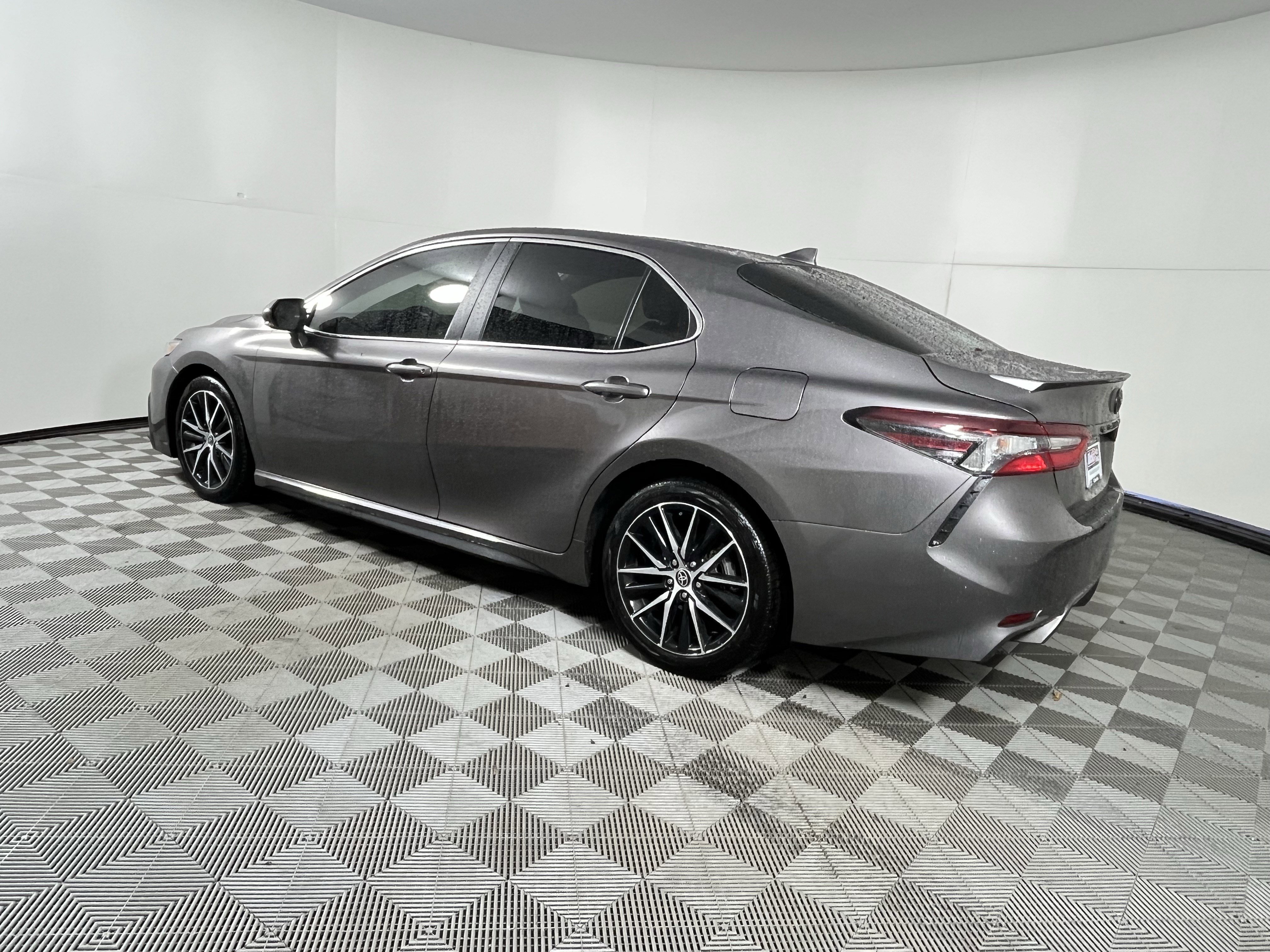 Used 2023 Toyota Camry SE image 2