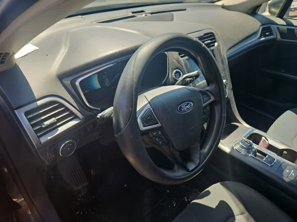 Used 2019 Ford Fusion SE FWD image 2