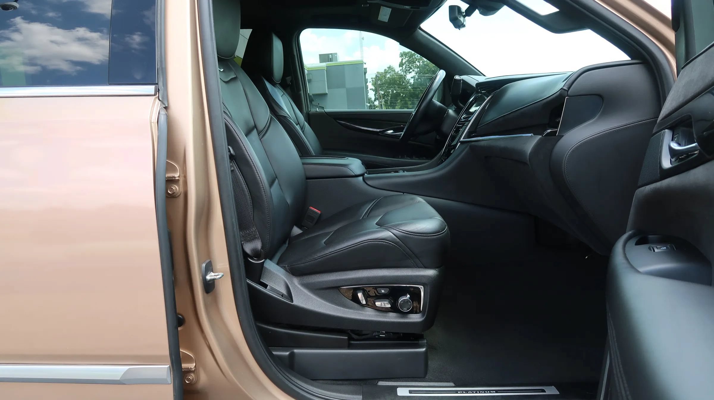 Used 2020 Cadillac Escalade Platinum AWD/4WD image 23
