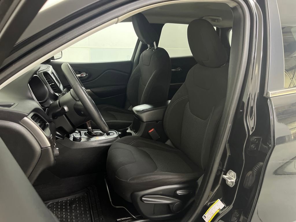 Used 2019 Jeep Cherokee Latitude w/ Popular Appearance Group image 19