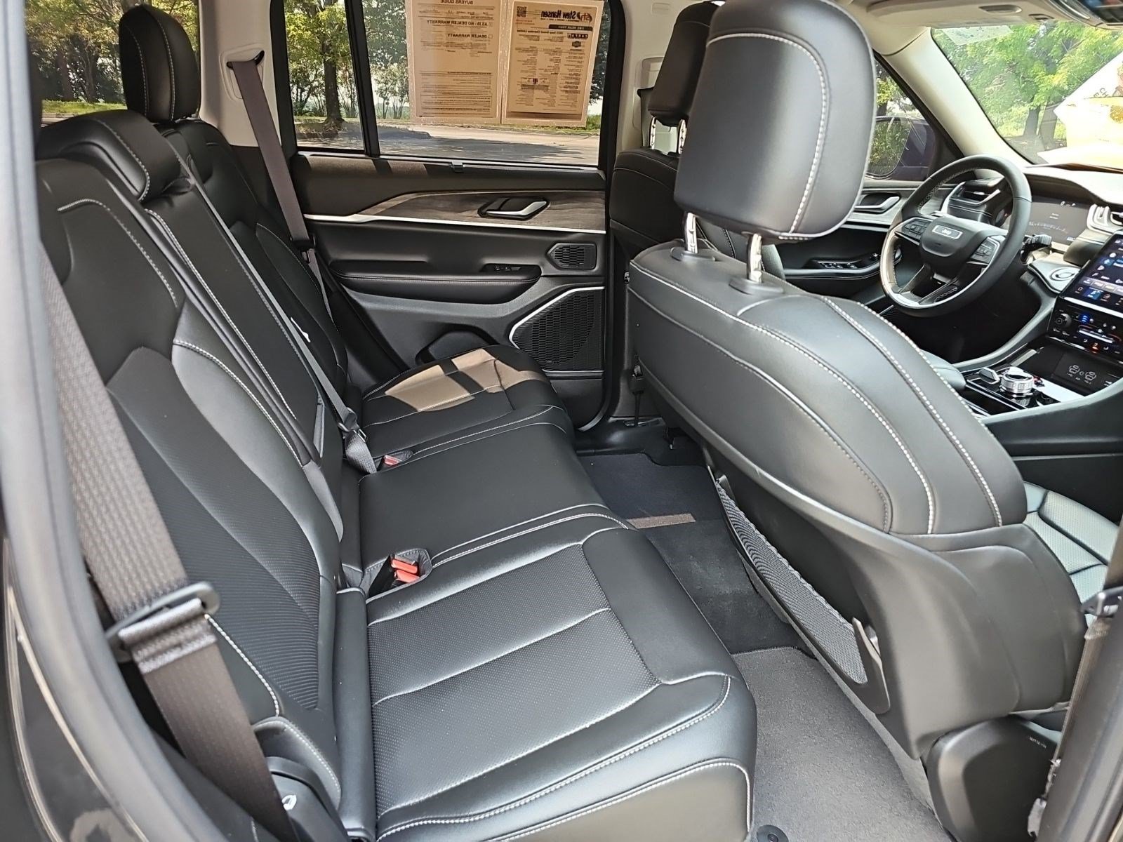 Used 2023 Jeep Grand Cherokee Limited w/ Luxury Tech Group II AWD/4WD image 15