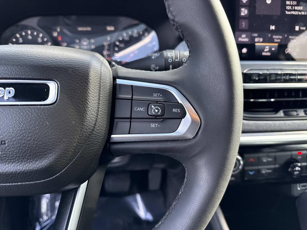 Used 2023 Jeep Compass Latitude image 30