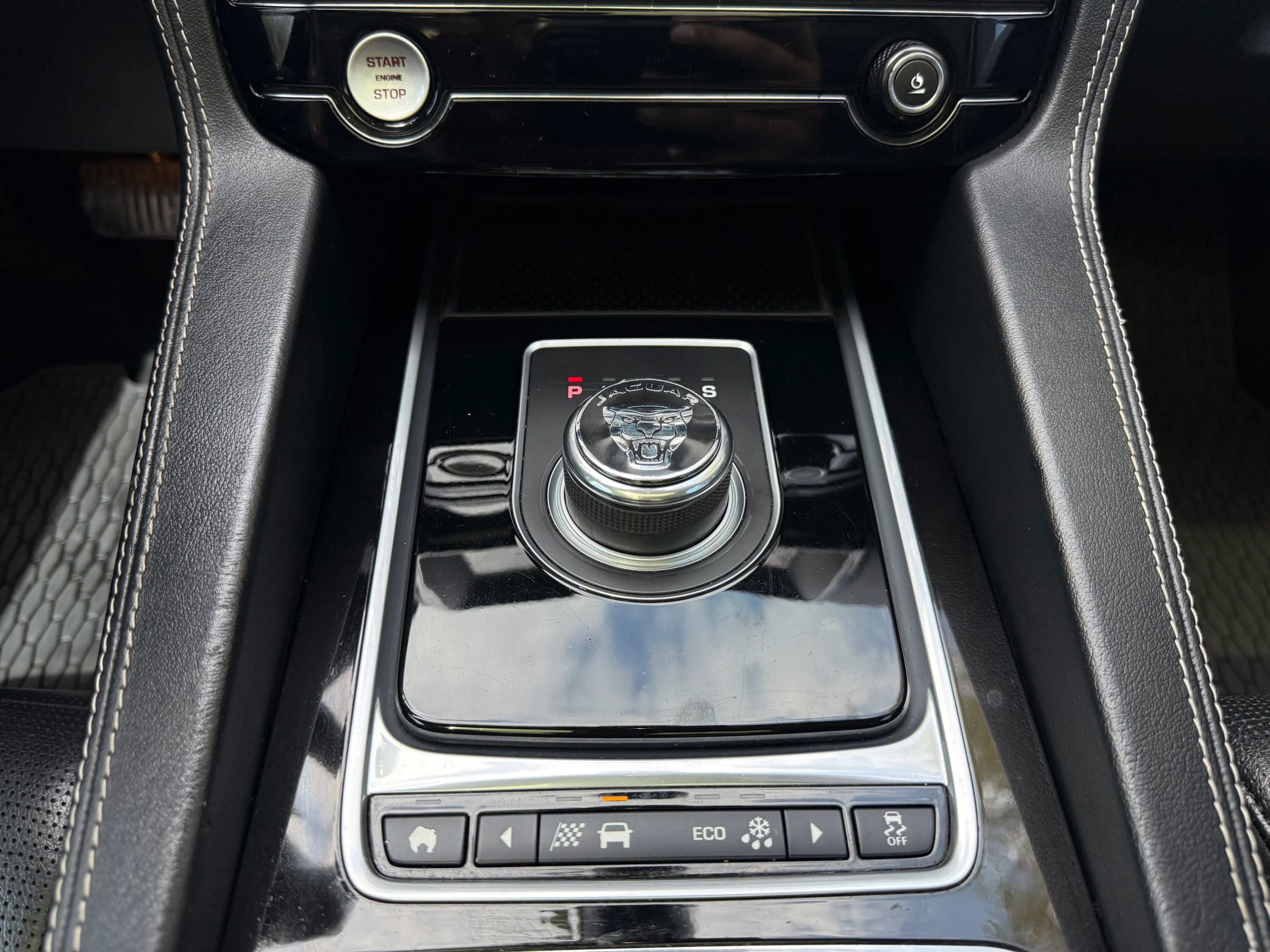 Used 2017 Jaguar F-PACE R-Sport image 12