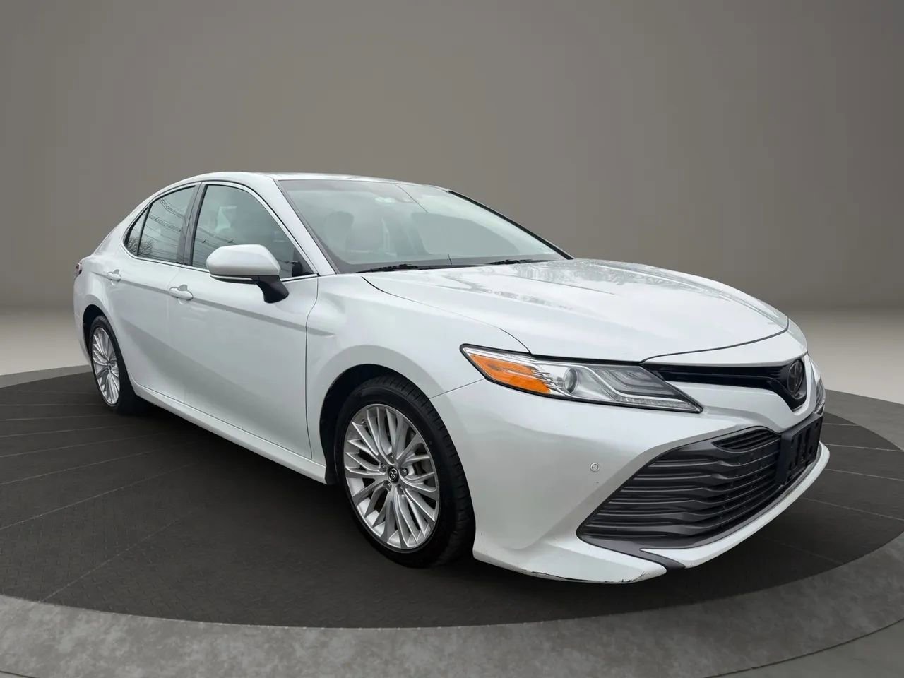 Used 2018 Toyota Camry XLE FWD image 3