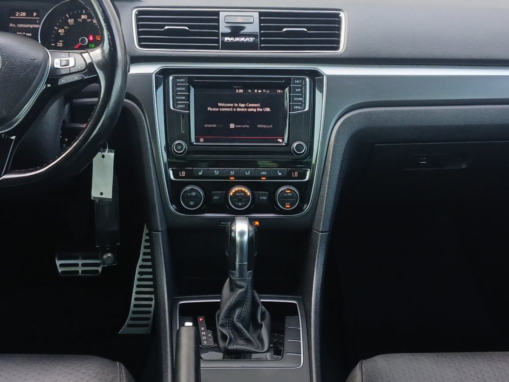 Used 2018 Volkswagen Passat 2.0T R-Line w/ R-Line Lighting Package FWD image 3