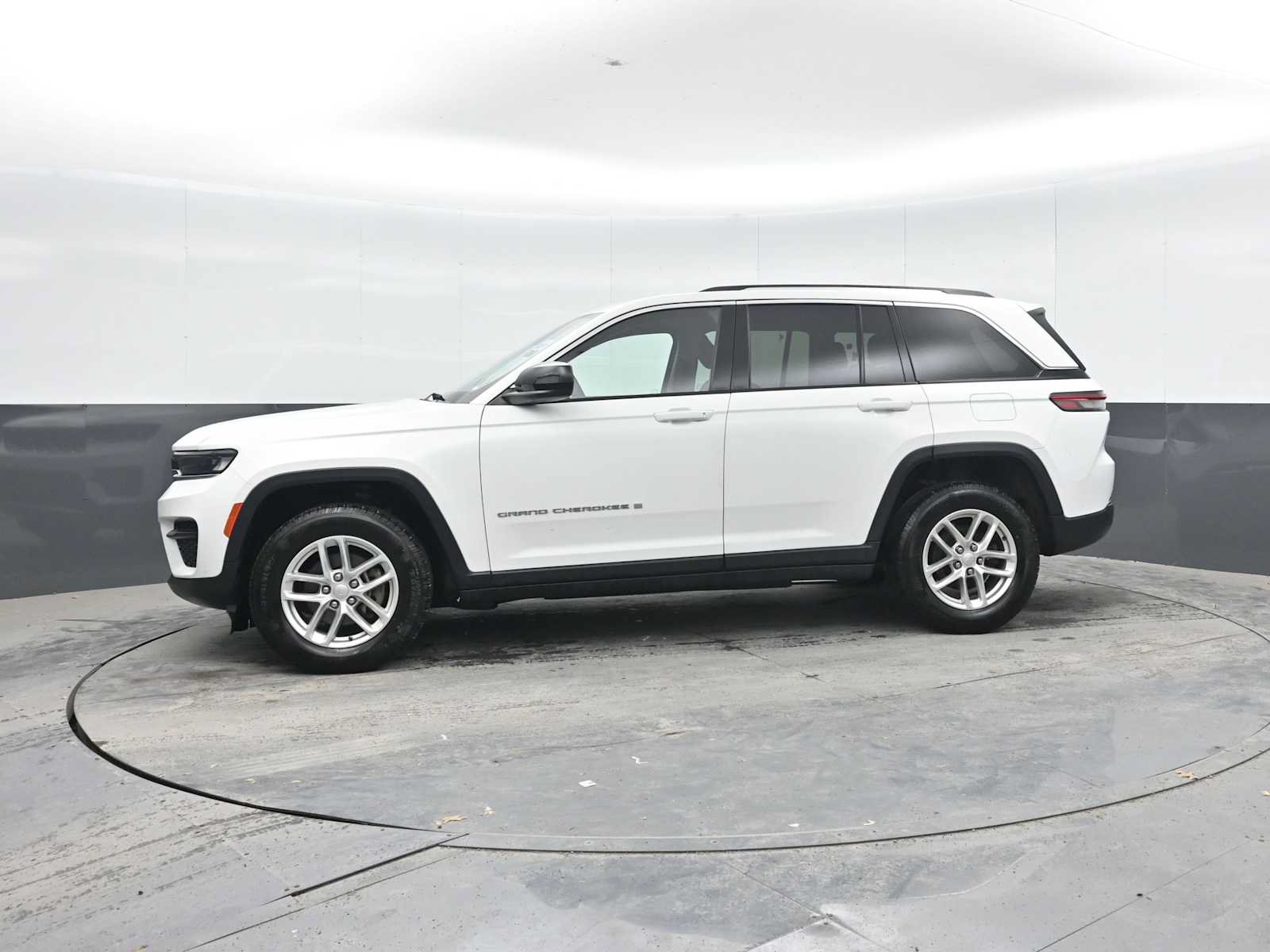 Used 2023 Jeep Grand Cherokee Laredo AWD/4WD image 4