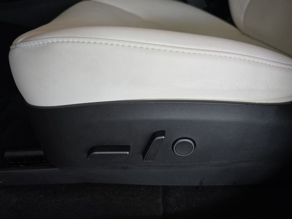 Used 2022 Tesla Model Y Long Range image 28