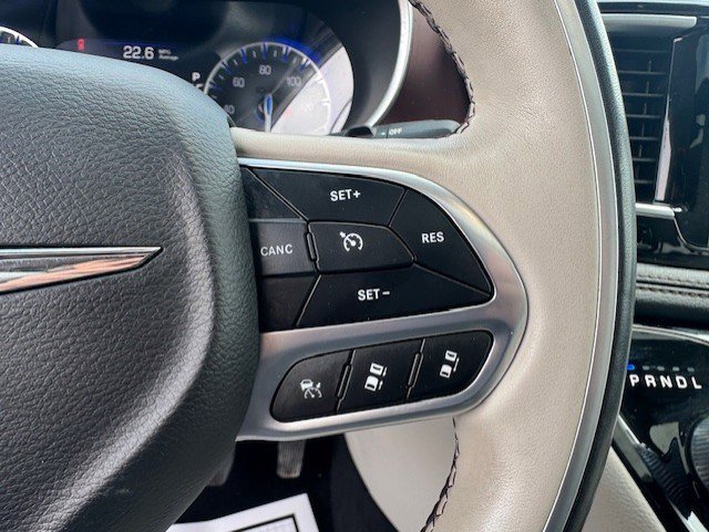 Used 2020 Chrysler Pacifica Limited w/ Tire & Wheel Group FWD image 16