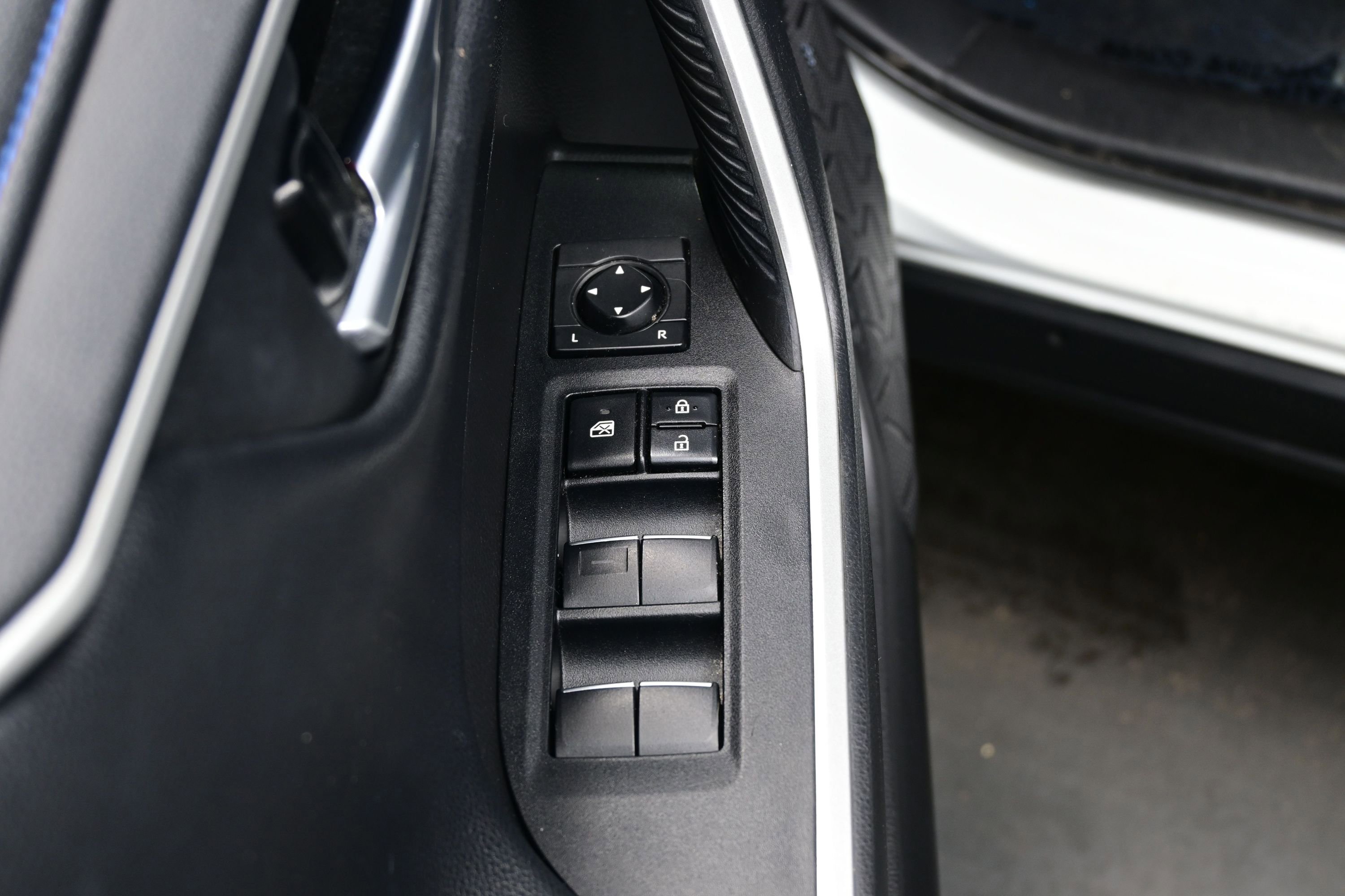 Used 2020 Toyota RAV4 XSE w/ XSE Grade Weather Package AWD/4WD image 10