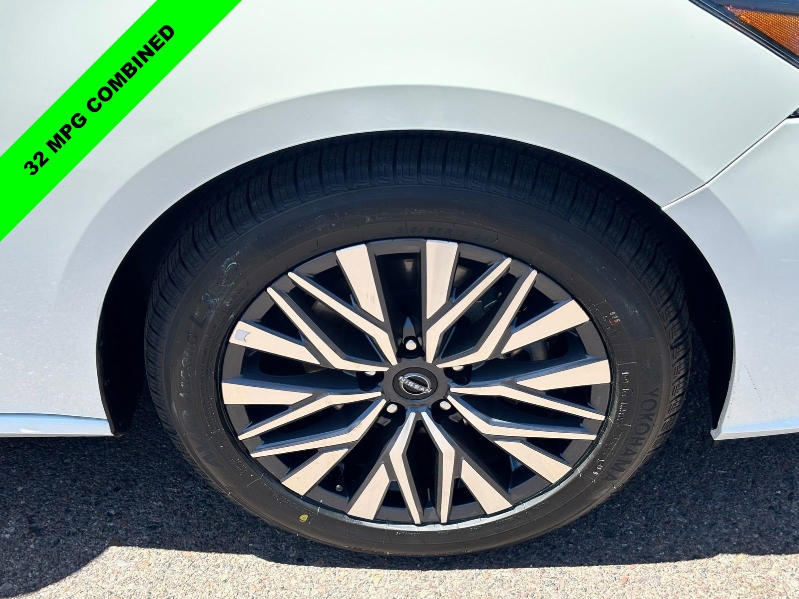 Used 2025 Nissan Altima 2.5 SV FWD image 8