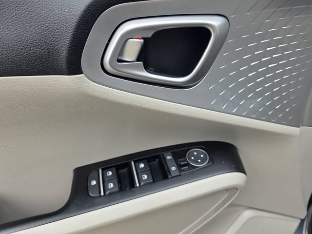 Certified 2025 Kia Soul LX w/ LX Technology Package FWD image 17