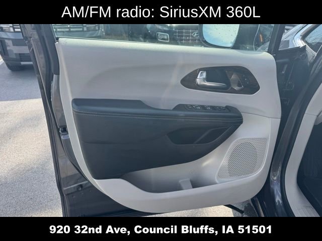 Used 2021 Chrysler Pacifica Limited AWD/4WD image 18
