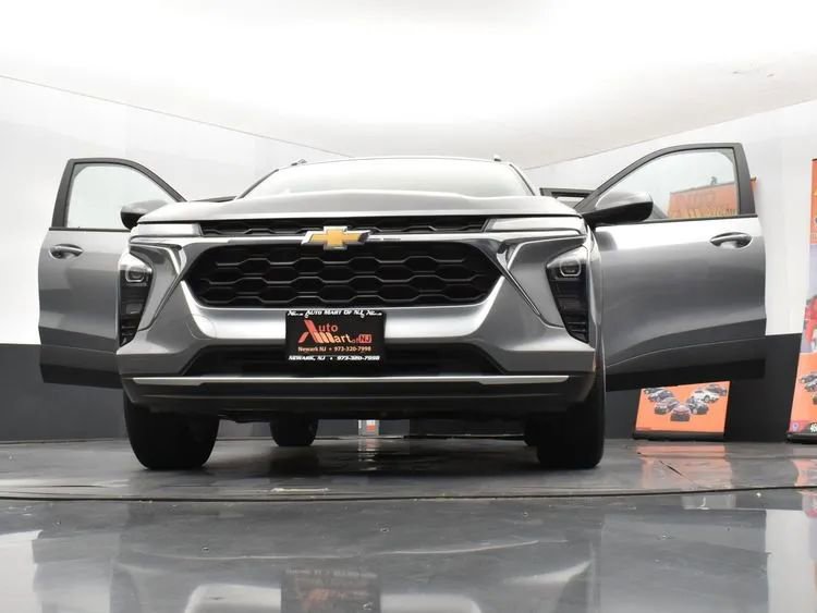Used 2024 Chevrolet Trax LT w/ Sunroof Package image 11