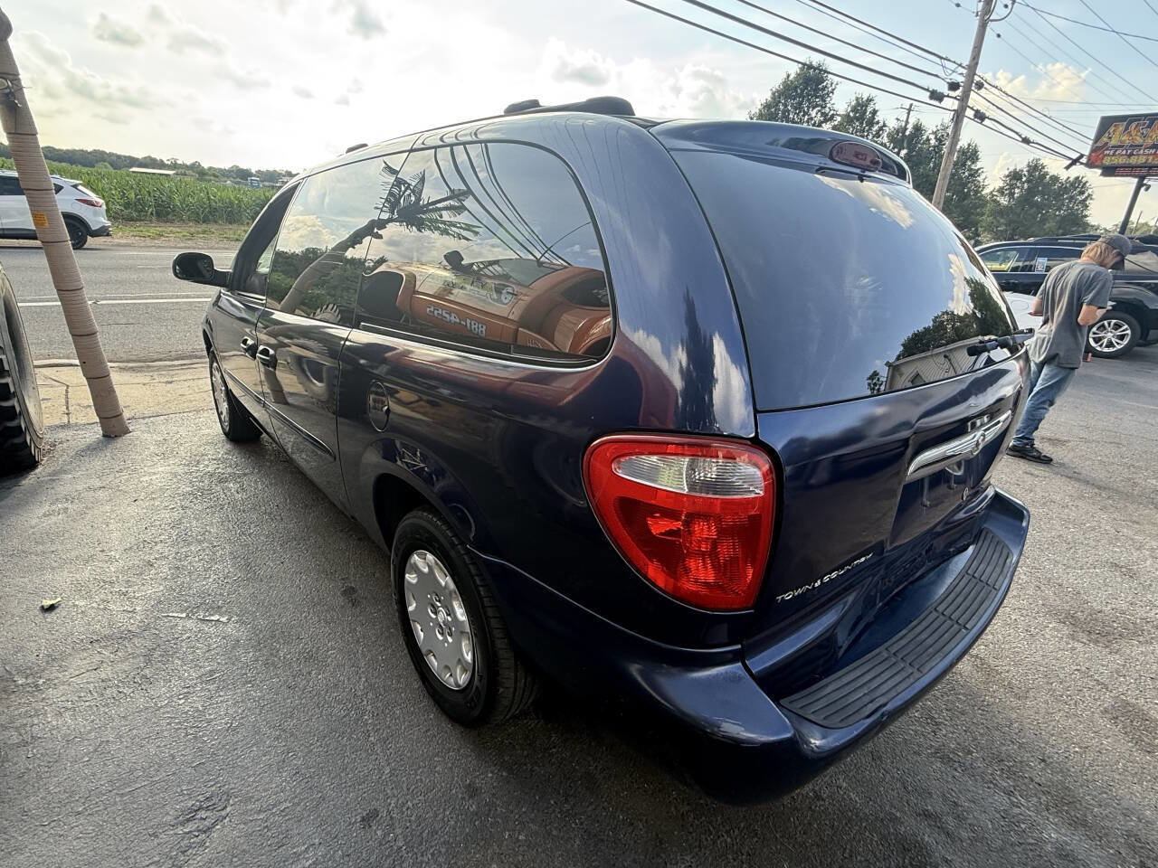 Used 2003 Chrysler Town & Country LX FWD image 8