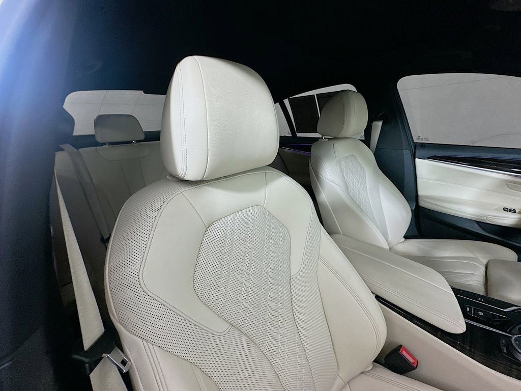 Used 2021 BMW 530i xDrive w/ Premium Package image 28