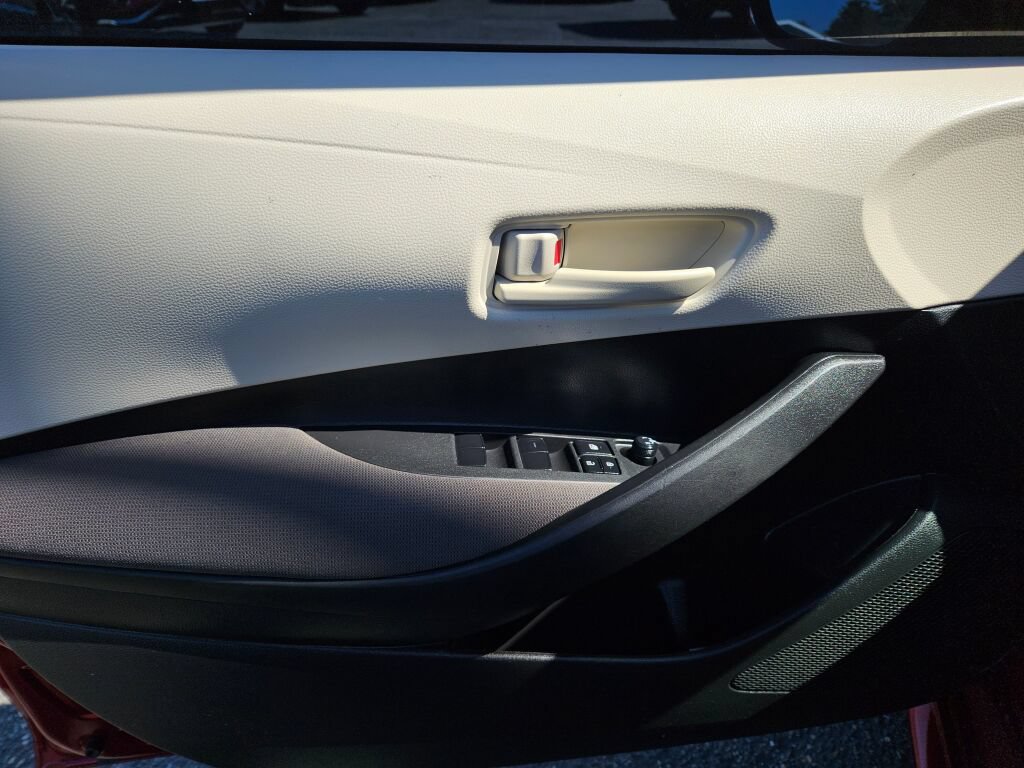Used 2022 Toyota Corolla LE FWD image 15