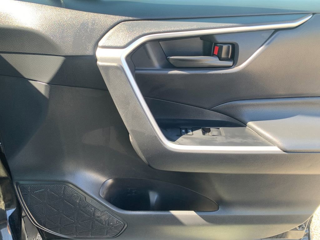 Used 2021 Toyota RAV4 LE image 20